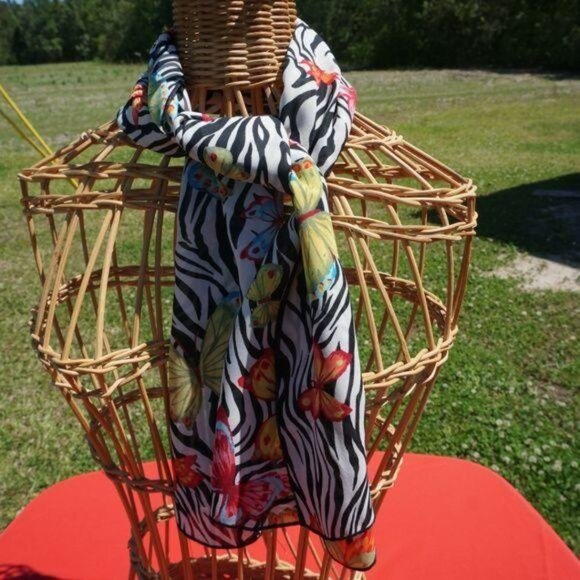 Black & White Animal Print Scarf - Picture 4 of 6